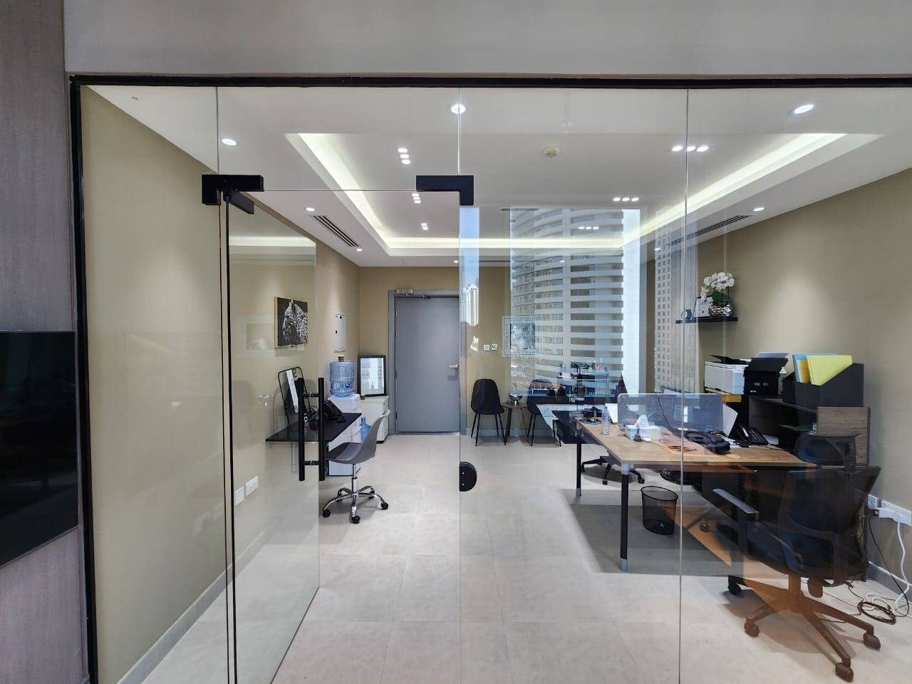 Glass partitions and workstations — commercial fit-out by Noor Al Sundus Contracting, Dubai
