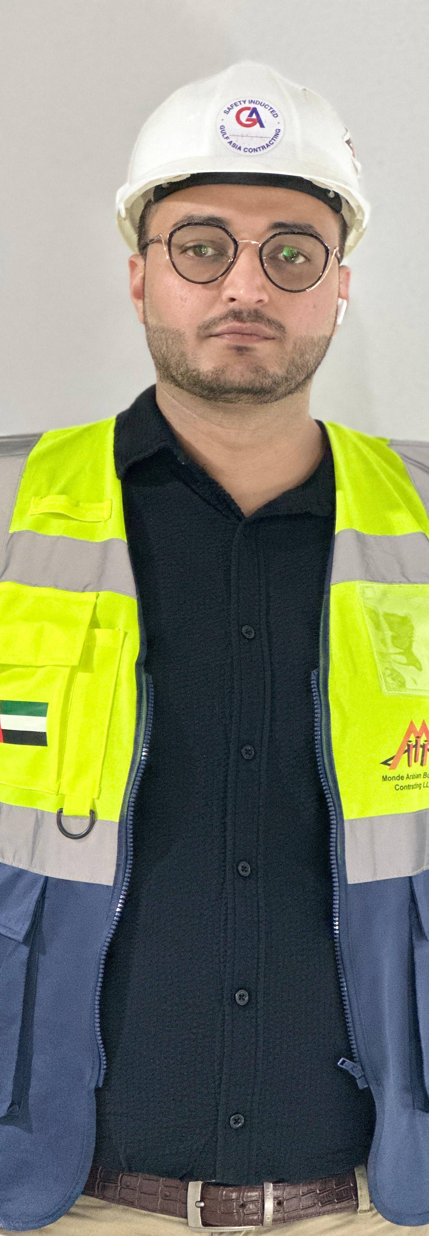 Monde site supervisor — professional in white hard hat, glasses and high-visibility vest with company logos