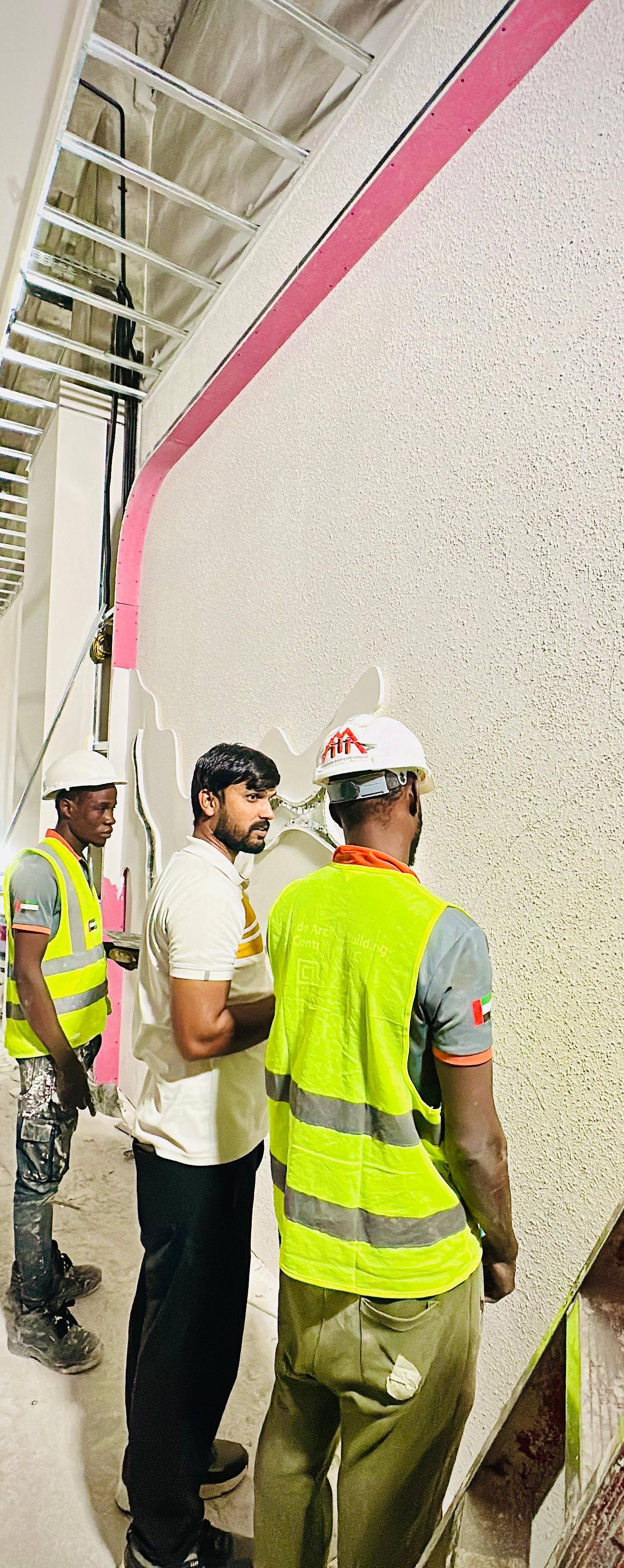 Monde project manager and site team reviewing the fixed-price contract scope