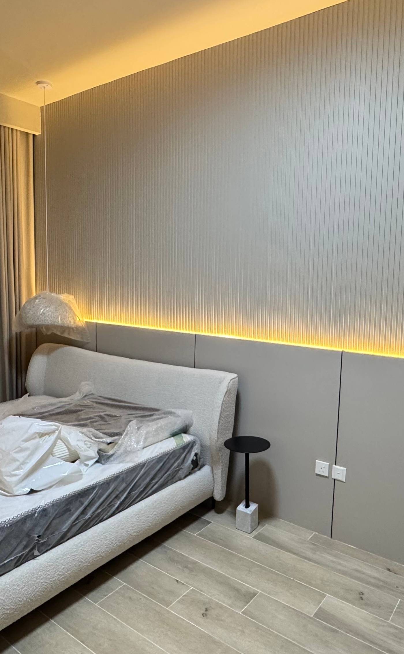 Newly renovated villa bedroom in Dubai with fluted accent wall and LED lighting, a prime example of a Dubai villa renovation budget put to excellent use.